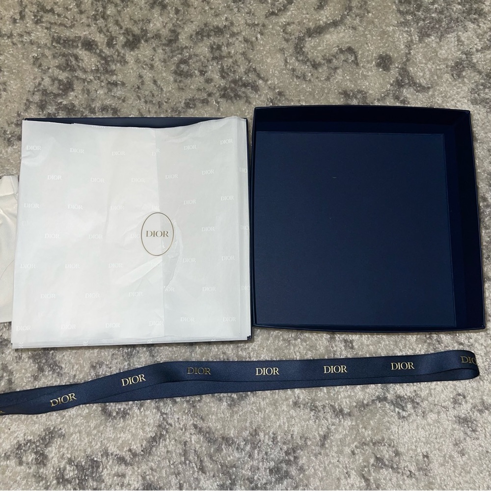 Beautiful Dior Box Set - Picture 4 of 4